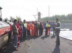 省道S102油層施工現(xiàn)場進行安全交底