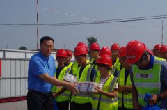 市政工程分公司酷日炎夏絲絲清涼沁人心