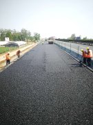 響鞭催快馬，能者挑重?fù)?dān) ——京滬高速公路改擴(kuò)建工程十標(biāo)柔性基層試驗路攤鋪
