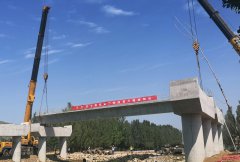 新寧二標首片箱梁成功架設就位