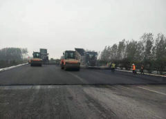 京滬高速改擴建十標瀝青中面層（主線）試驗路攤鋪成功