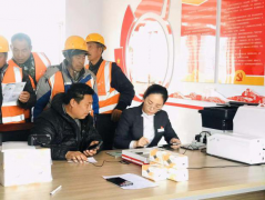 青蘭項目部與工行聯(lián)合為農(nóng)民工開卡送“?！? /> 
          </div> 
         </div> 
         <div   id=