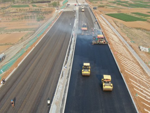 青蘭項目部瀝青路面首件攤鋪