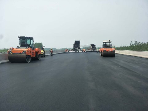 第二工程公司G2項目橋面鋪裝升級——篙旺溝大橋鋪設瀝青砂