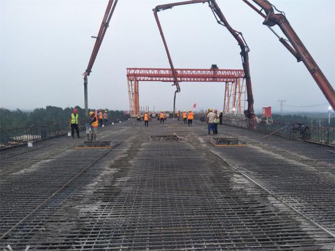 興隆莊特大橋第10聯(lián)右幅第1、2孔現(xiàn)澆箱梁順利完成澆筑