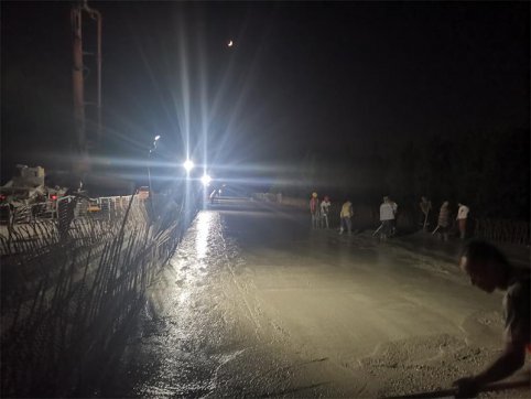 新寧項目直界水庫1號橋右幅橋面鋪裝澆筑完成