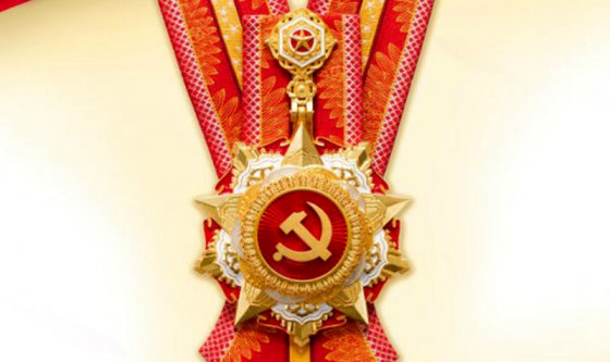 黨旗在一線飄揚，黨徽依然閃耀