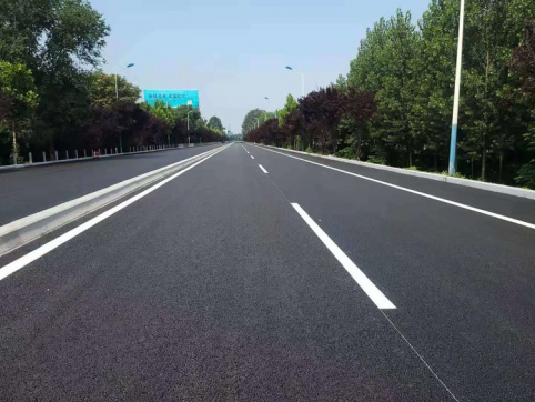 【抓作風(fēng) 創(chuàng)效益】G341膠海線(xiàn)項(xiàng)目全線(xiàn)率先完成路面施工任務(wù)