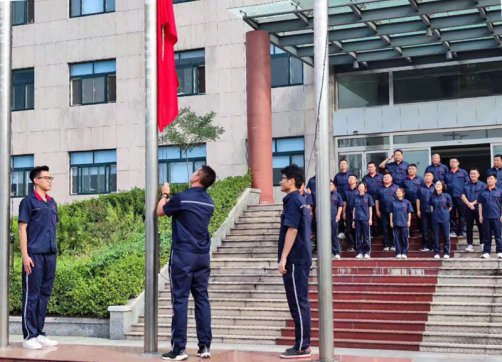 【抓作風(fēng) 創(chuàng)效益】第三工程公司舉行紀念中國人民抗日戰(zhàn)爭暨世界反法西斯戰(zhàn)爭勝利76周年升國旗儀式