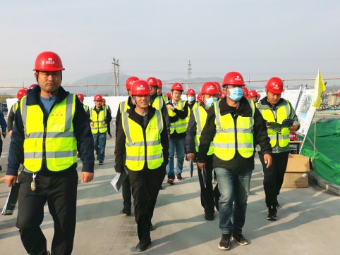 公司組織技術(shù)骨干到淄博市城市快速路施工現(xiàn)場對標學習