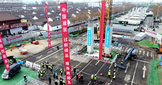 再提速！淄博市城市快速路網(wǎng)一期工程四標段寶山路項目首根預制立柱吊裝完成