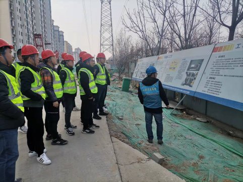 市政工程公司組織技術(shù)骨干到中潤(rùn)大道管廊施工現(xiàn)場(chǎng)觀(guān)摩學(xué)習(xí)