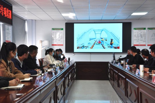 公司組織新聞、寫(xiě)作、攝影專(zhuān)項(xiàng)培訓(xùn)